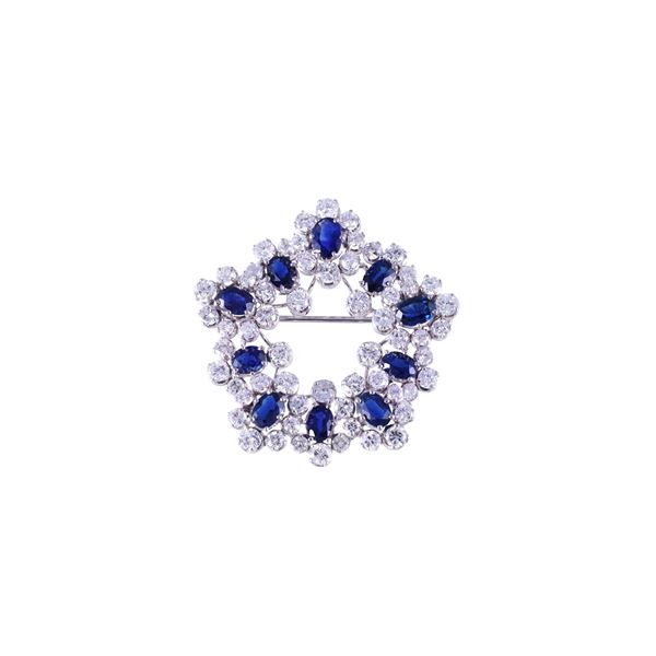 18KT GOLD BROOCH SET WITH SAPPHIRES AND DIAMONDS