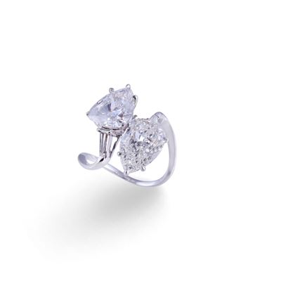 Gioiello in oro bianco 18 kt, anello con diamanti a goccia e diamanti taper