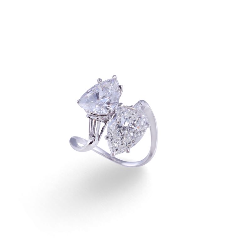 Gioiello in oro bianco 18 kt, anello con diamanti a goccia e diamanti taper