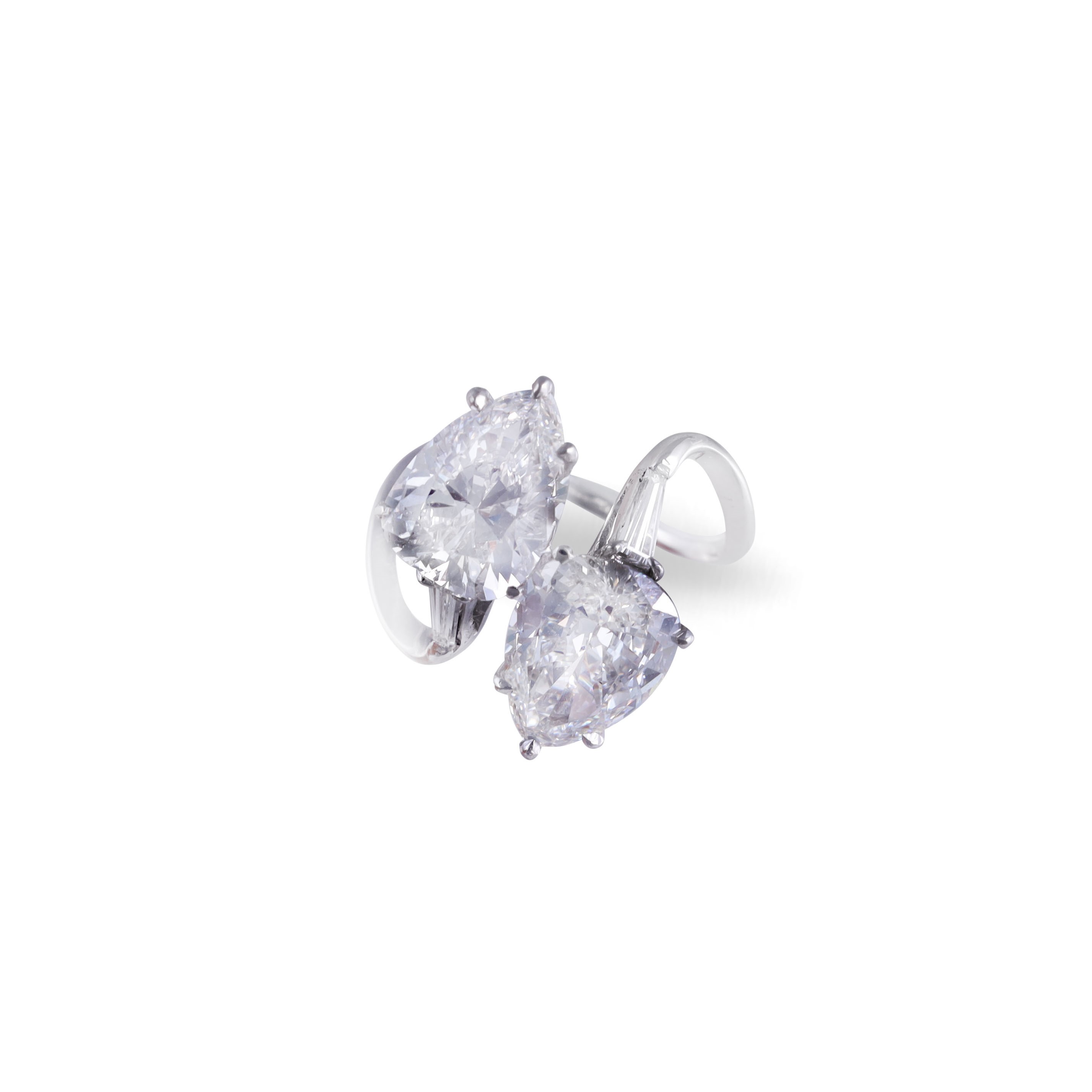 Gioiello in oro bianco 18 kt, anello con diamanti a goccia e diamanti taper