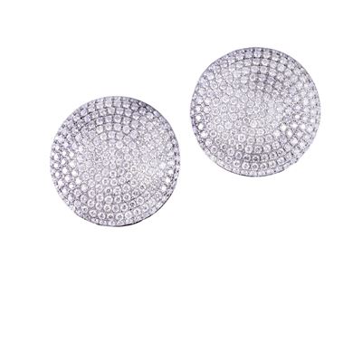 Orecchini a bottone, oro bianco 18 kt e pavé di brillanti (peso complessivo ca. 7 ct), gr. 19,6