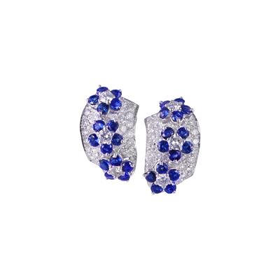 Orecchini a clip in oro bianco 18 kt con zaffiri e pavé di brillanti