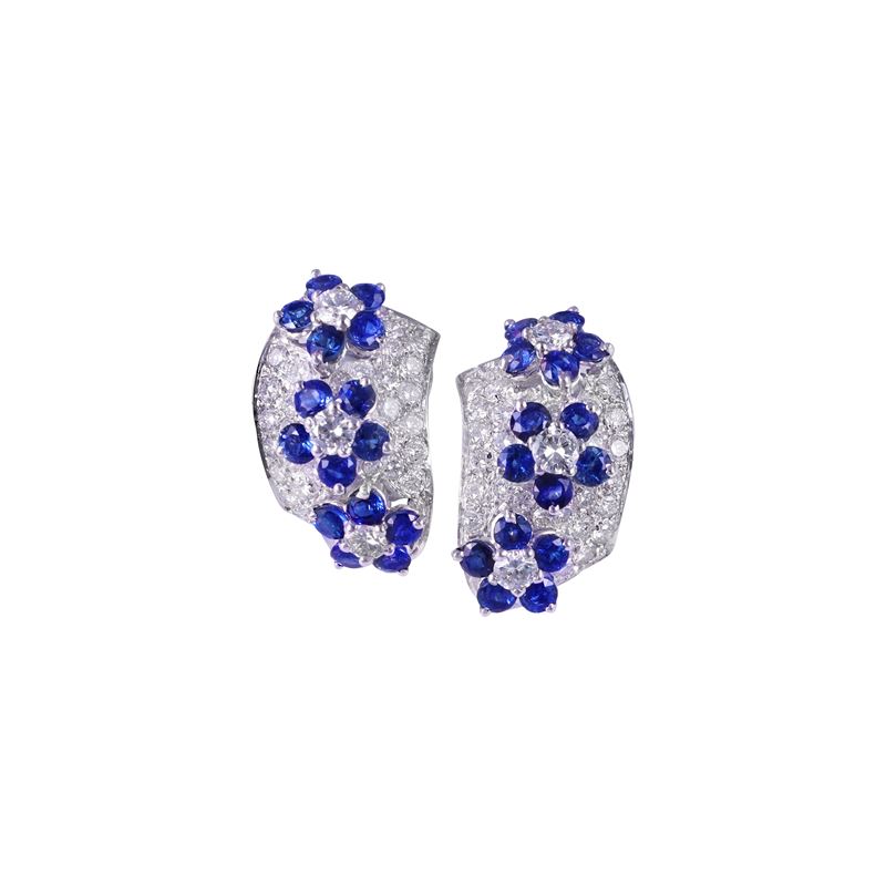 Orecchini a clip in oro bianco 18 kt con zaffiri e pavé di brillanti