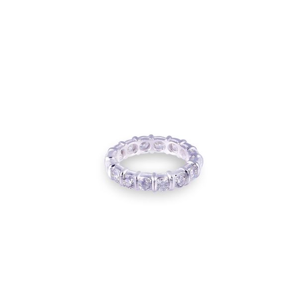 * 18KT GOLD RING SET WITH DIAMONDS