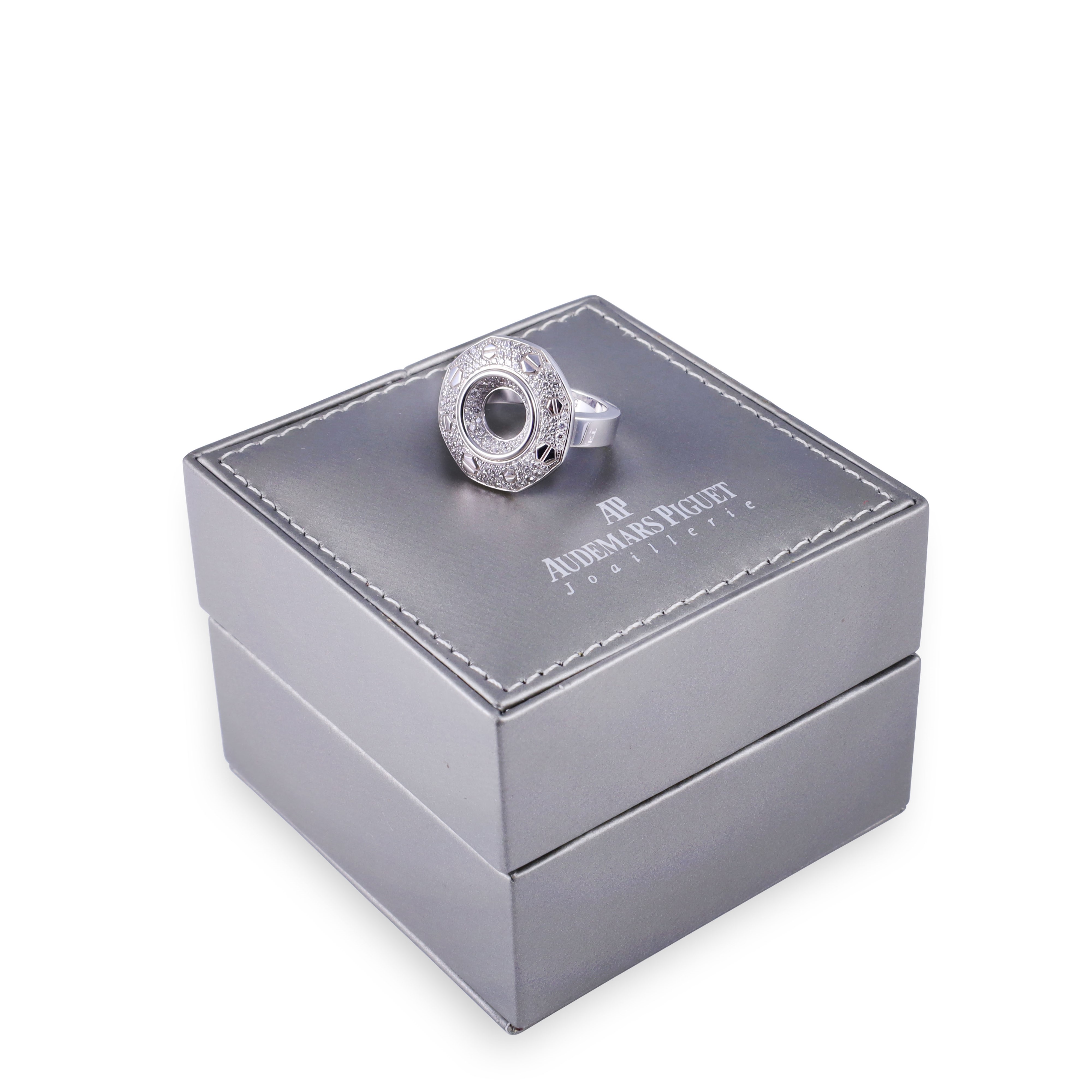 Audemars Piguet, Anello “Royal Oak” in oro bianco 18 kt con pavé di brillanti e numerazione J1130