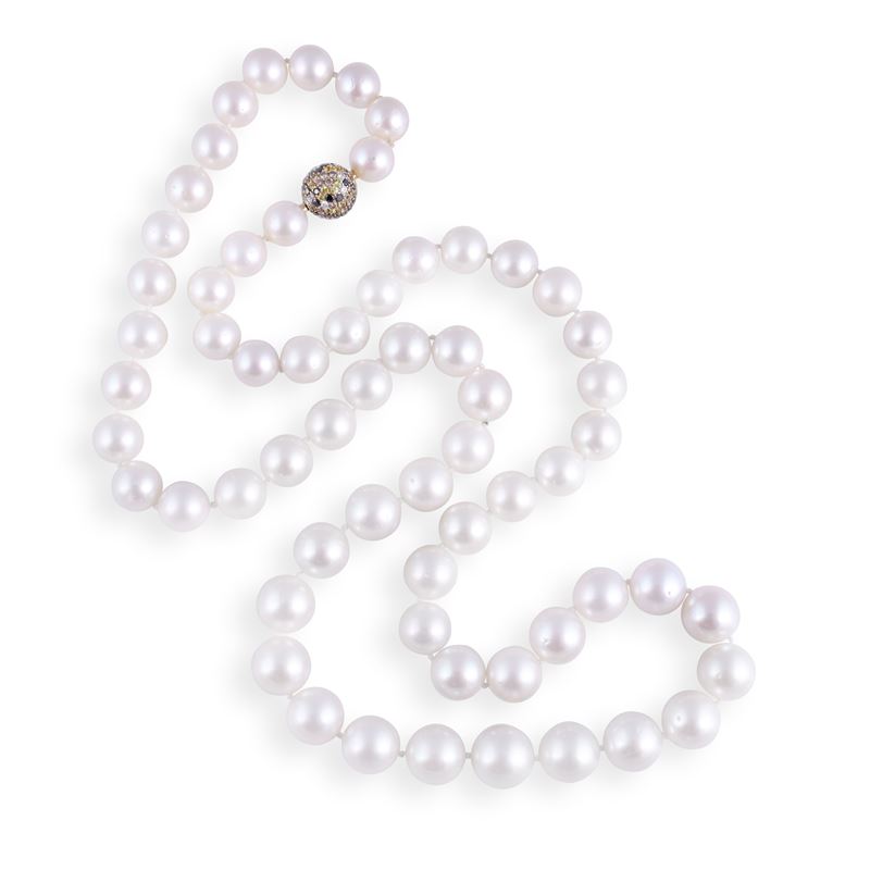 Collana lunga a un filo di perle South Sea, oro giallo 18 kt con sfera decorativa