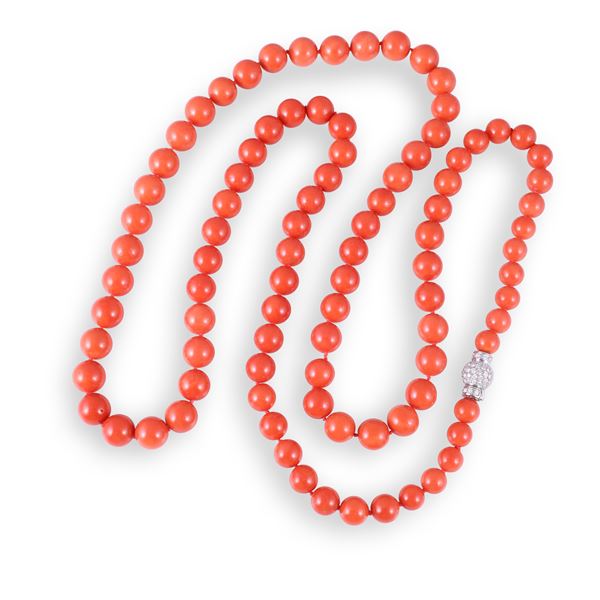 * LONG SINGLE-STRAND CORAL NECKLACE WITH 18KT GOLD DIAMOND-SET CLASP