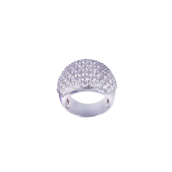 * 18KT GOLD RING SET WITH DIAMONDS