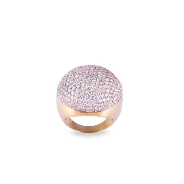 * 18KT GOLD RING SET WITH DIAMONDS