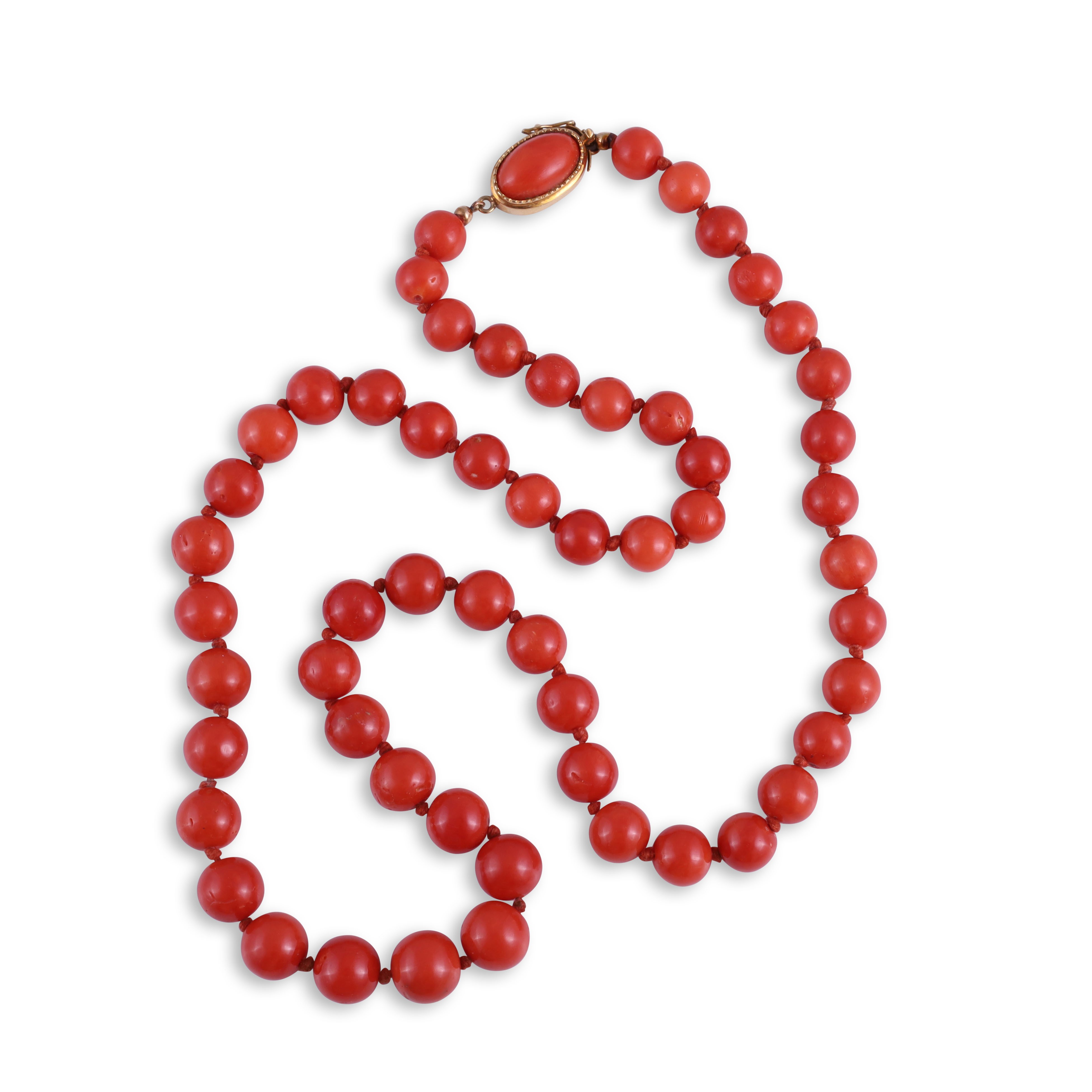 Collana, filo di sfere di corallo con chiusura in oro giallo e cabochon ovale