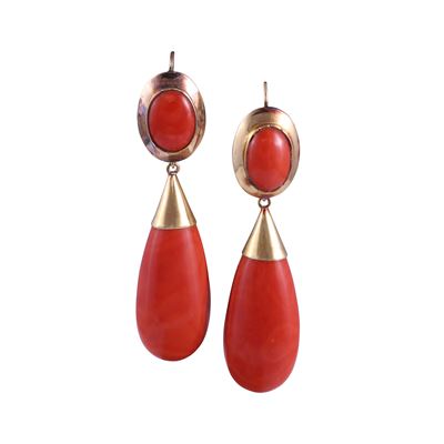 Orecchini, orecchini in oro giallo 18 kt con corallo cabochon e goccia pendente
