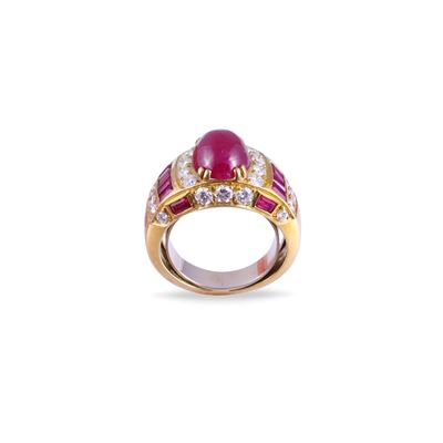 Anello in oro giallo 18 kt, rubino ovale cabochon contornato da brillanti e rubini baguette