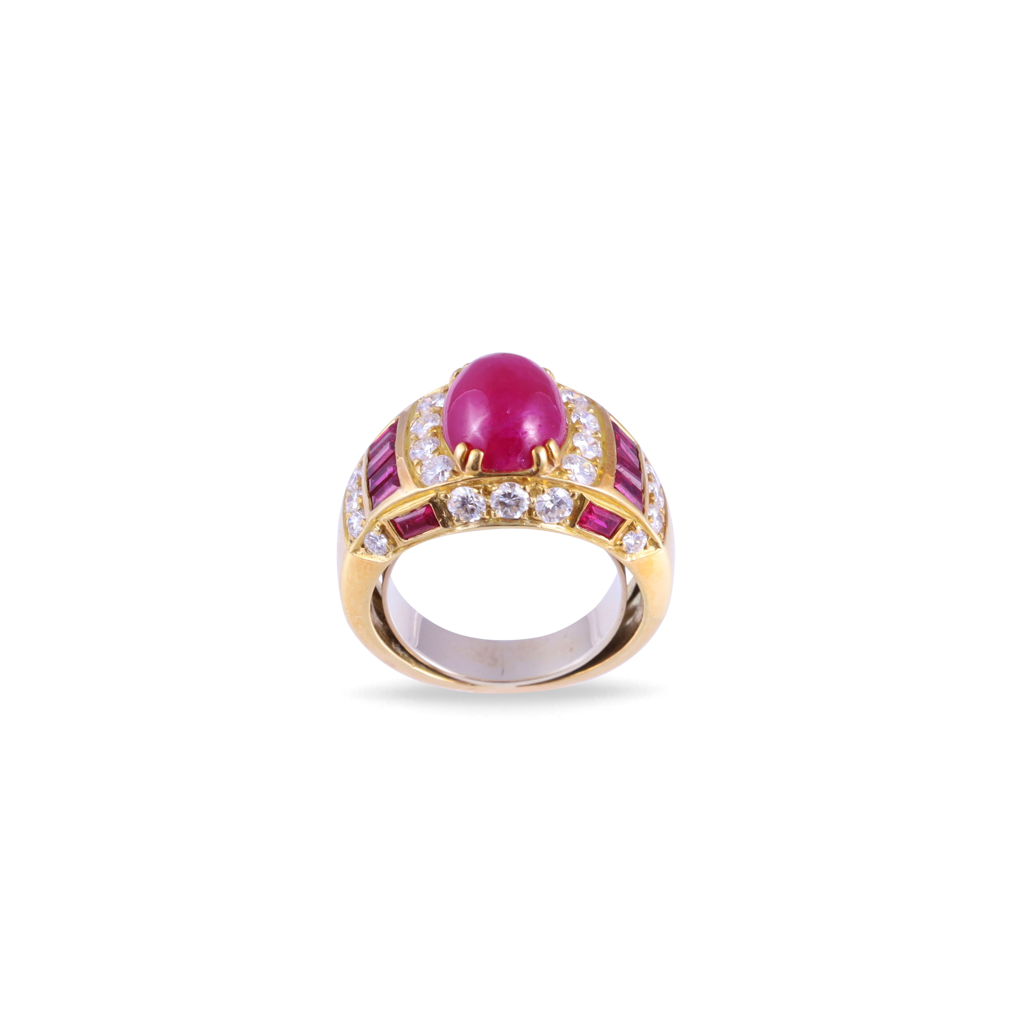 Anello in oro giallo 18 kt, rubino ovale cabochon contornato da brillanti e rubini baguette