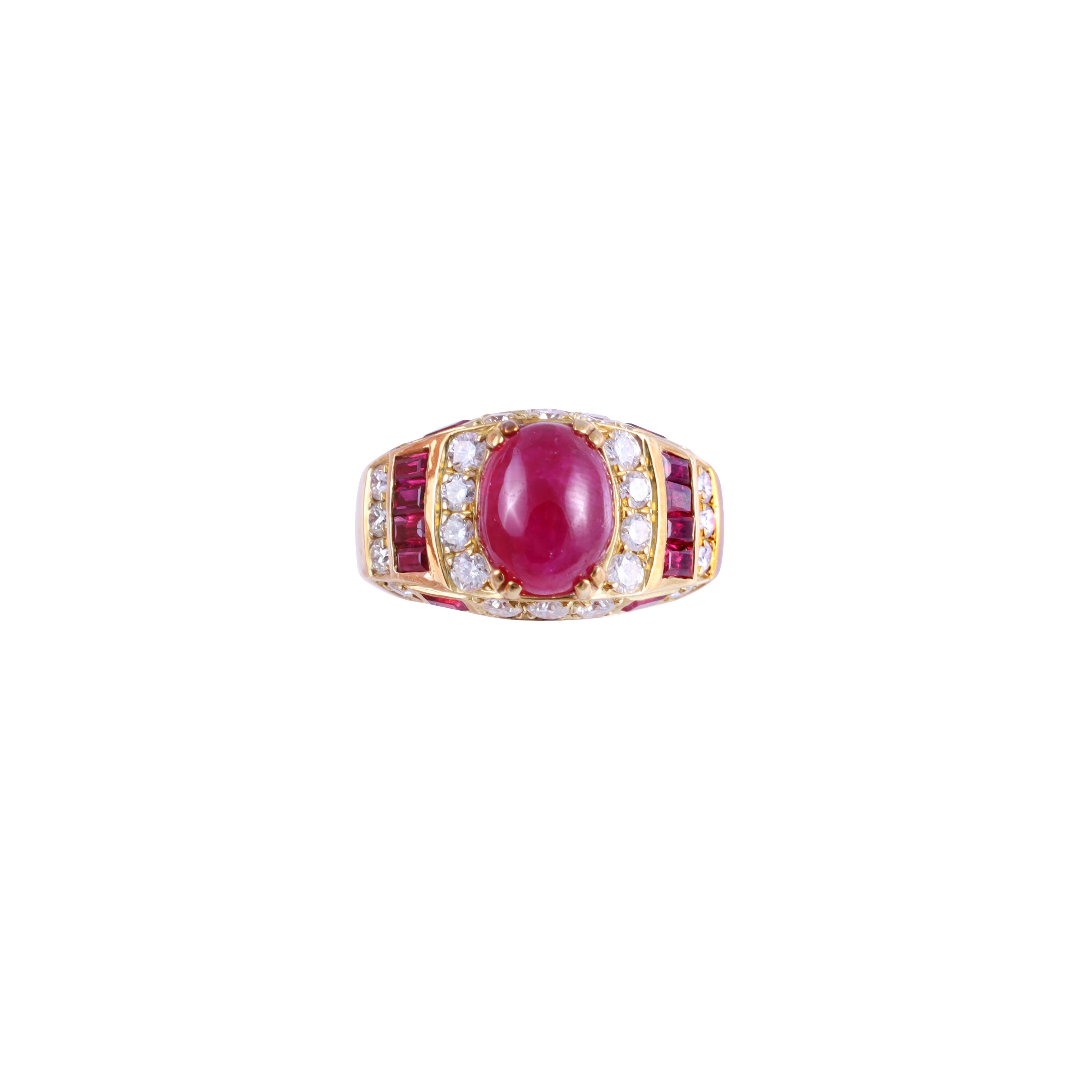 Anello in oro giallo 18 kt, rubino ovale cabochon contornato da brillanti e rubini baguette
