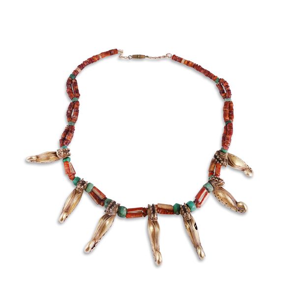 18KT GOLD PENDANTS SUSPENDED FROM A HARDSTONE RONDELLE NECKLACE WITH A METAL CLASP
