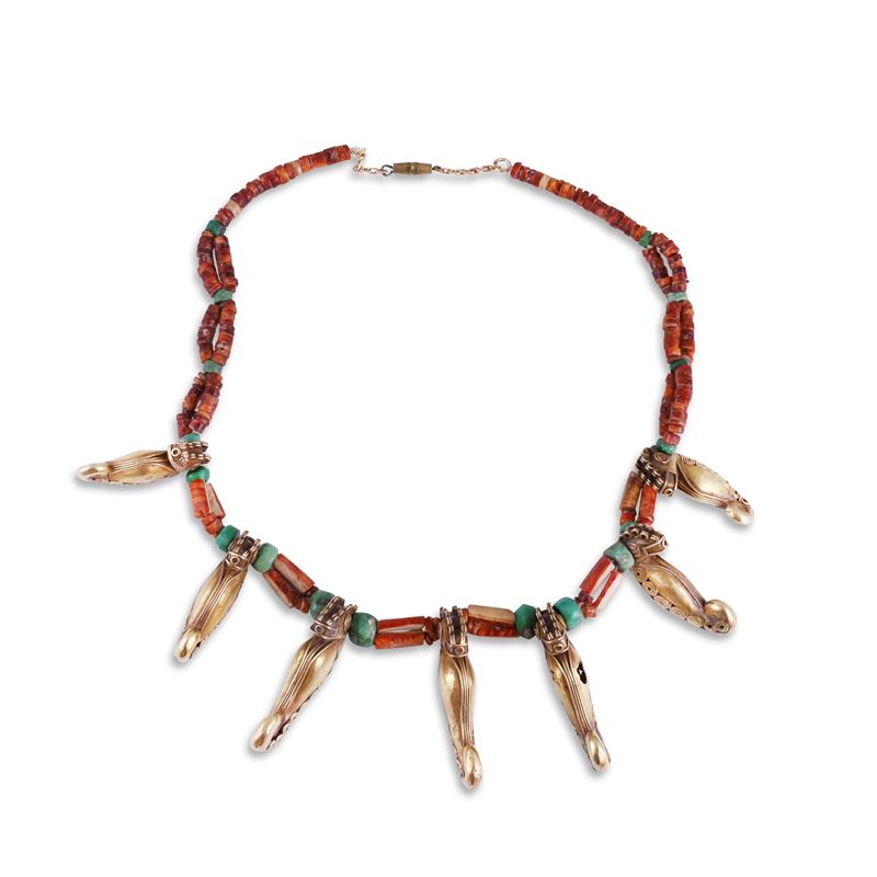 Collana, rondelle in pietra dura con pendenti zoomorfi in oro 18 kt