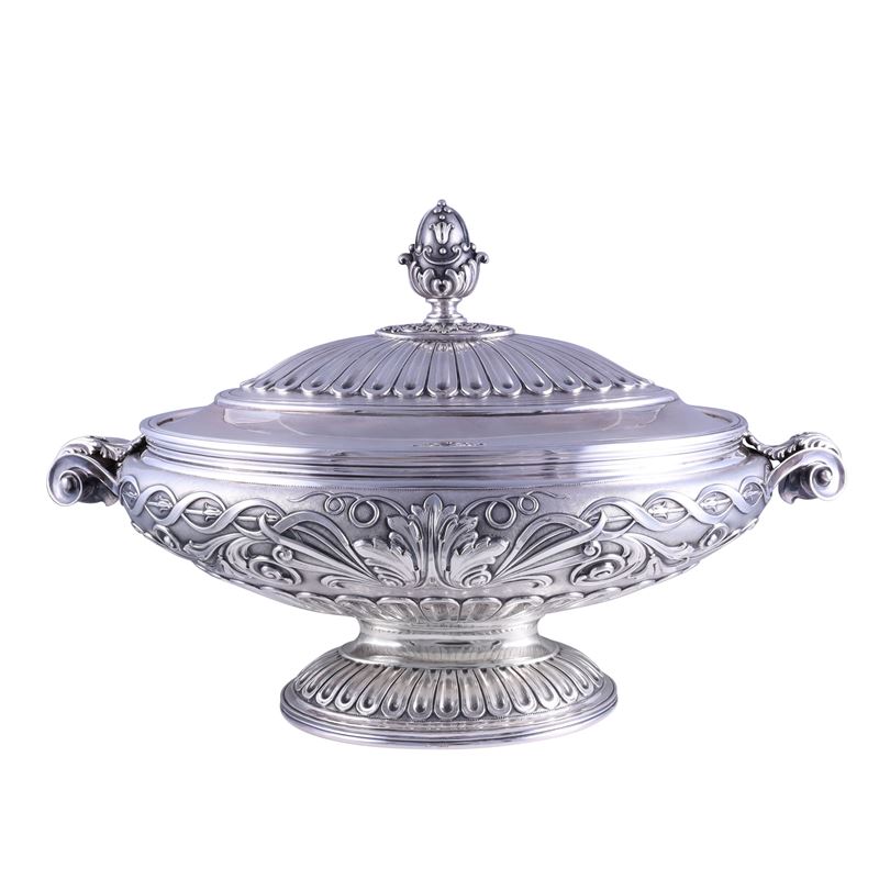 Argento 925/1000, Zuppiera con coperchio cesellato e sbalzato