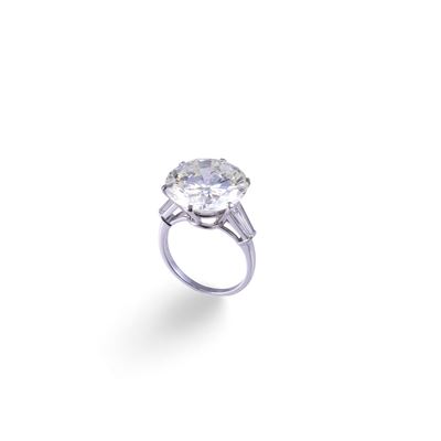 Bulgari, Anello in platino con brillante centrale e diamanti taper