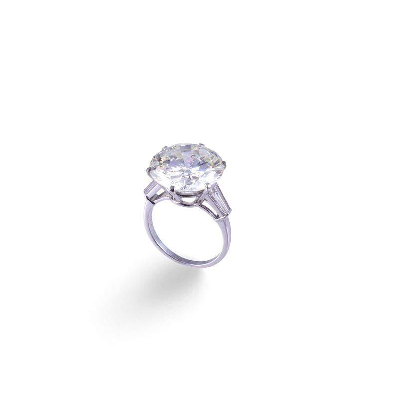 Bulgari, Anello in platino con brillante centrale e diamanti taper