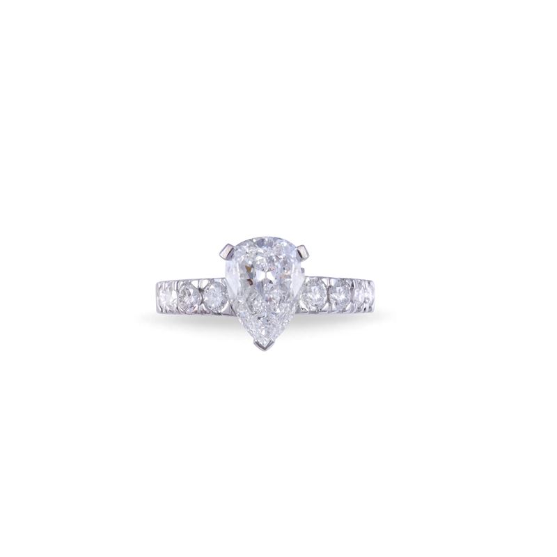 Anello in oro bianco 18 kt con diamante a goccia certificato IGI e brillanti