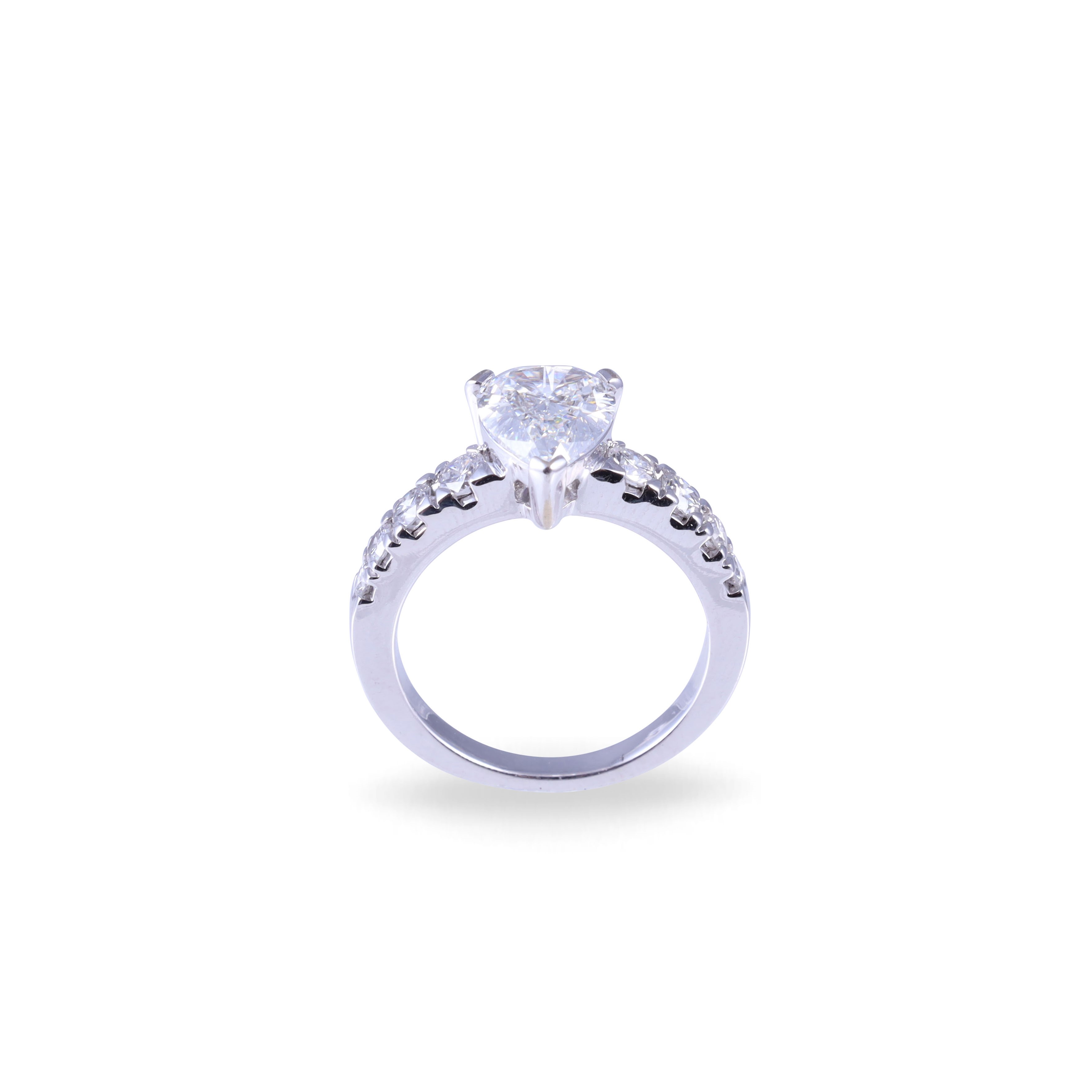 Anello in oro bianco 18 kt con diamante a goccia certificato IGI e brillanti