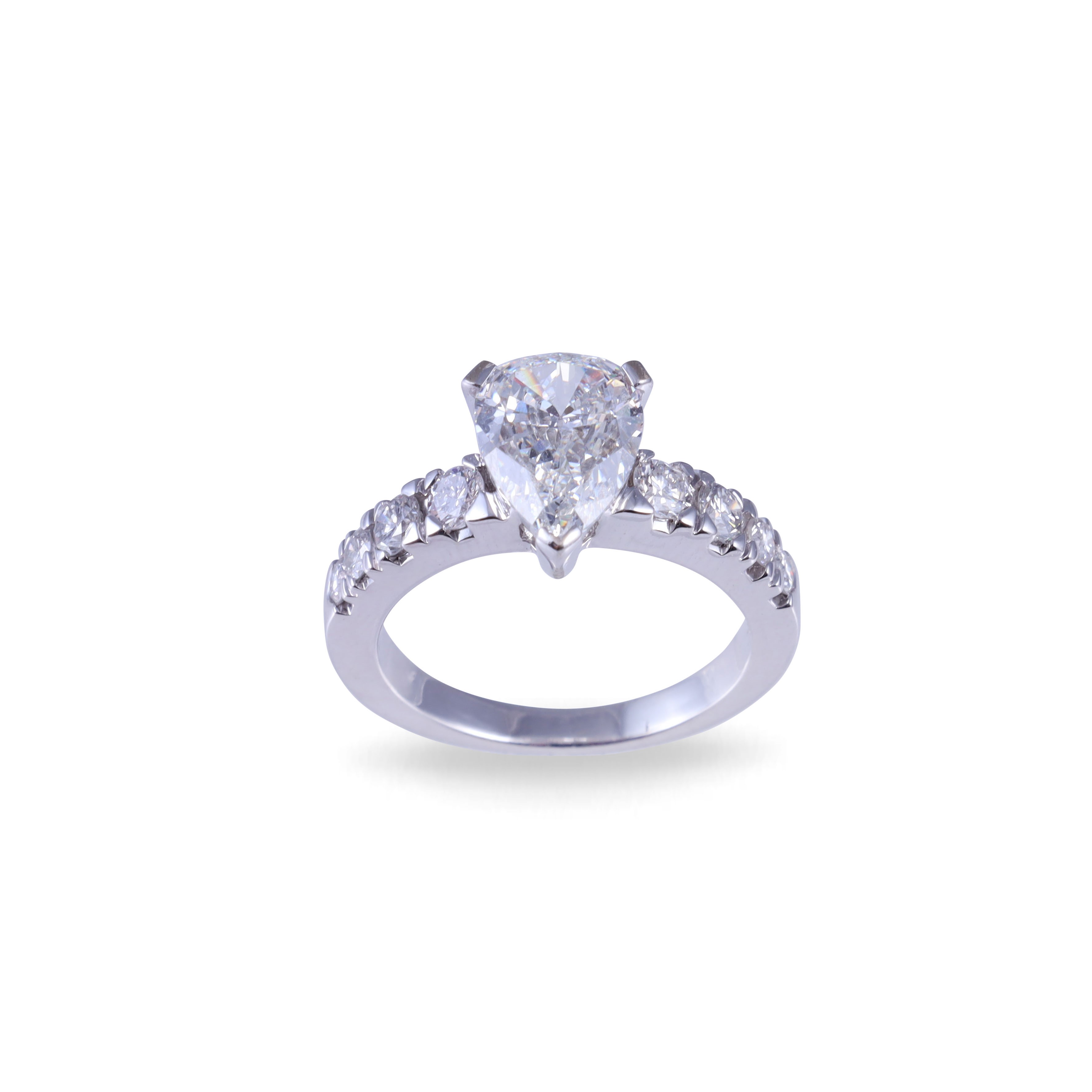 Anello in oro bianco 18 kt con diamante a goccia certificato IGI e brillanti