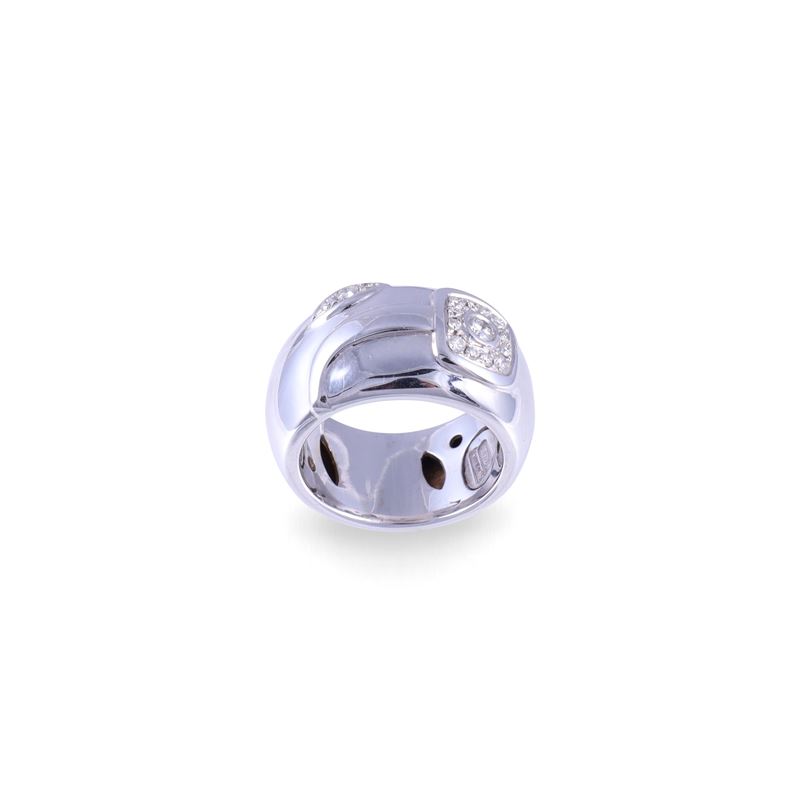 Chimento, Anello in oro bianco 18 kt con motivo floreale stilizzato e brillanti