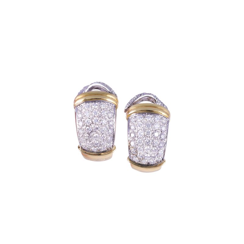 Orecchini a nastro, oro giallo e bianco 18 kt con pavé di brillanti