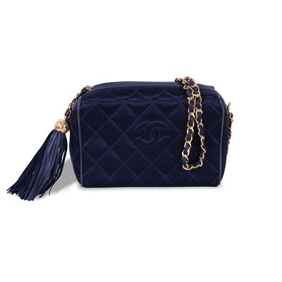 CHANEL, Pochette in seta blu con tracolla a catena e trapuntatura