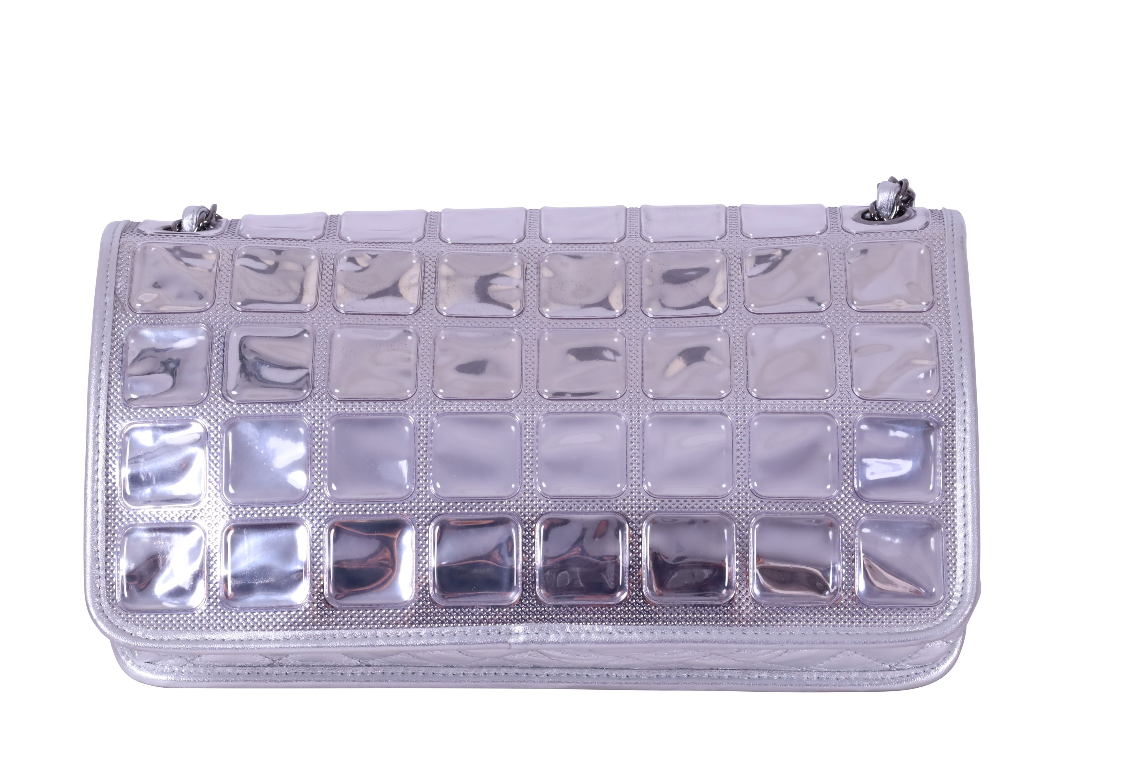 CHANEL, Ice Cube — decorazione accessorio con motivo trapuntato argento e finiture in metallo cro...