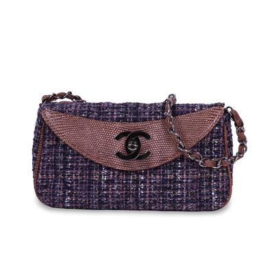 CHANEL, Borsa in tweed bouclé “Vintage” con catena a tracolla