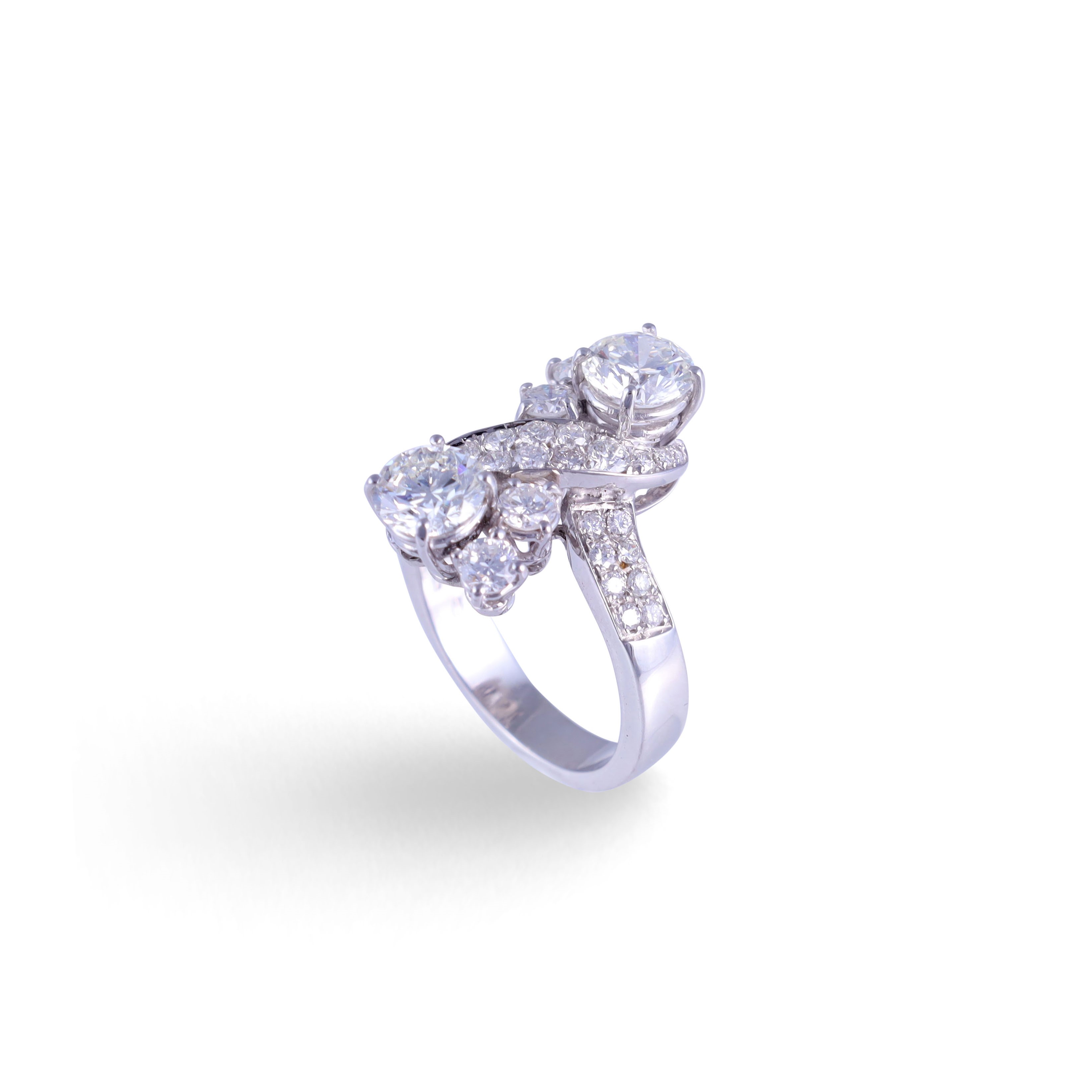 Anello in oro bianco 18 kt con brillanti, due pietre principali contrapposte