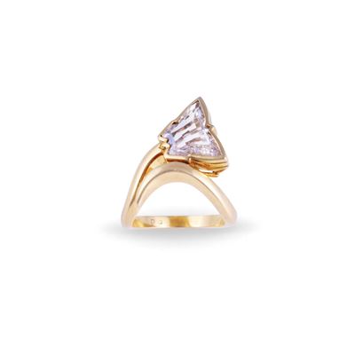 Anello in oro giallo 18 kt con diamante tagliato a forma di farfalla