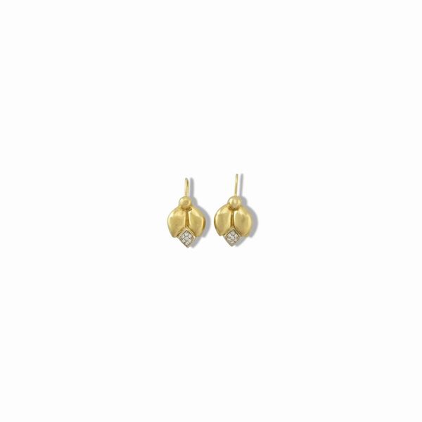PAIR OF DIAMOND AND GOLD EARRINGS