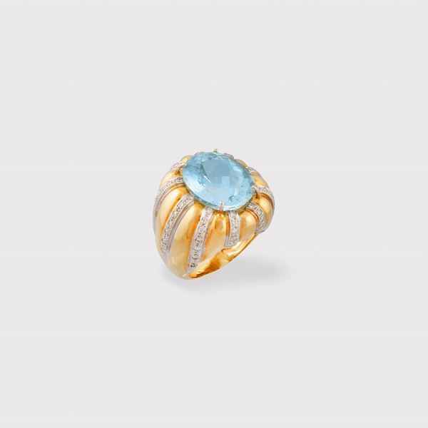 AQUAMARINE, DIAMOND AND GOLD RING