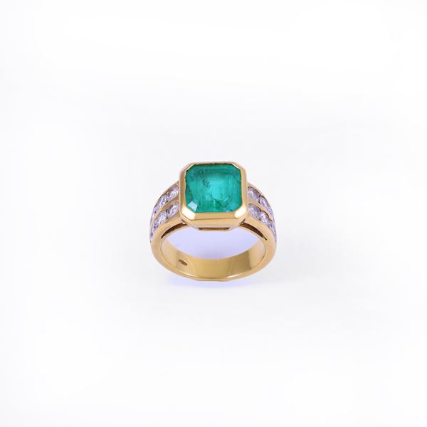 18KT GOLD RING SET WITH EMERALD (minor loss) AND DIAMONDS
