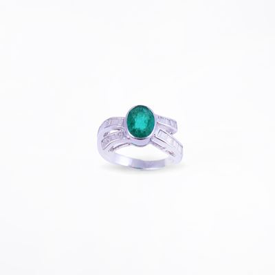 Anello, oro bianco 18 kt a guisa di fiocco con smeraldo ovale e diamanti baguette/taper