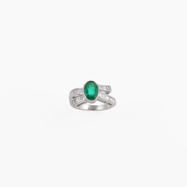 18KT GOLD, EMERALD AND DIAMONDS RING