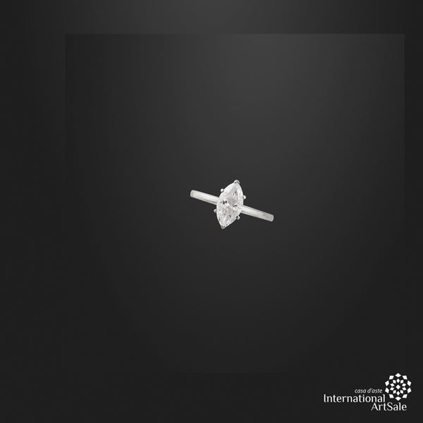 Anello con diamante navette...