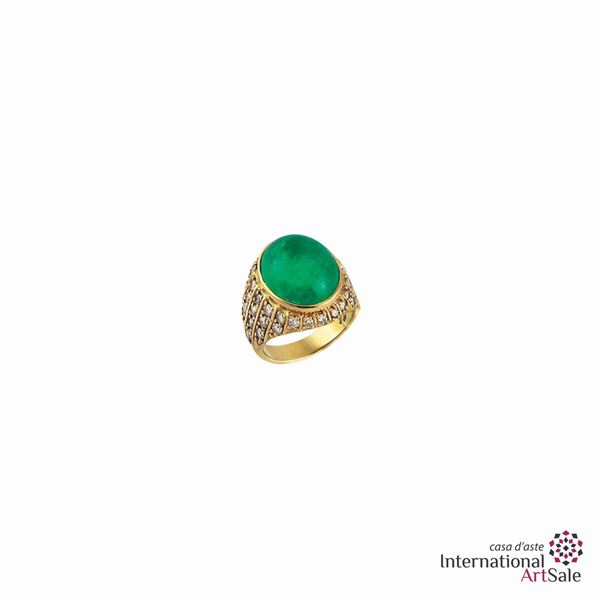 Anello in O.G. con smeraldo cabochon e brillanti...